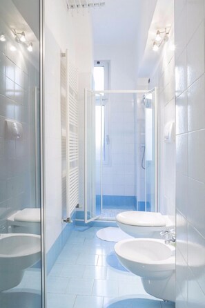 Shower, hair dryer, bidet, towels - Economic apartment just steps from Venice (Mestre)