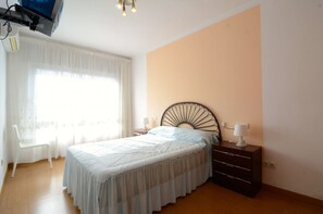 1 habitación, tabla de planchar con plancha y ropa de cama 