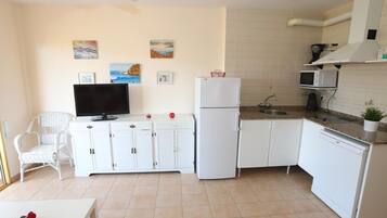 Fridge, microwave, dishwasher, coffee/tea maker