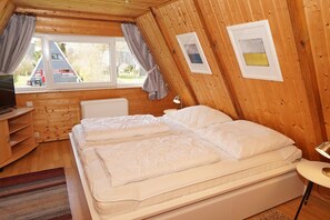 2 bedrooms, travel cot, WiFi - Tent roof house - very close to the beach - with fiber optic W-LAN - - with fence in sunny (Damp)