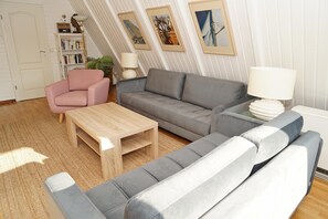 TV - Tent roof house - very close to the beach - with fiber optic W-LAN - - with fence in sunny (Damp)