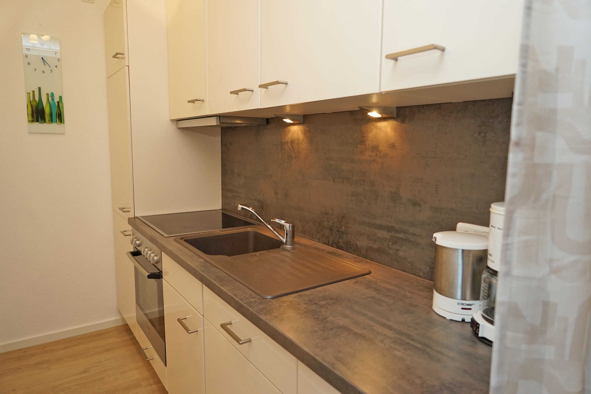 Réfrigérateur, four, lave-vaisselle, chaise haute