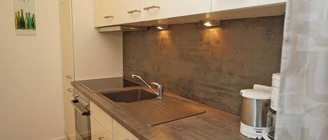 Réfrigérateur, four, lave-vaisselle, chaise haute