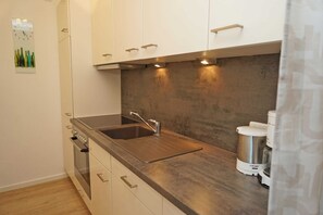 Fridge, oven, dishwasher, high chair - Vacation apartment - facing the harbor with Baltic Sea view - W-LAN - Holiday apartment (Damp)