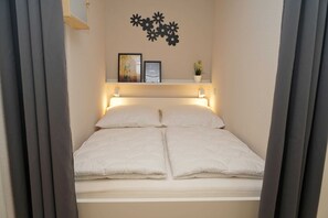 2 bedrooms, travel cot, WiFi - Vacation apartment - facing the harbor with Baltic Sea view - W-LAN - Holiday apartment (Damp)