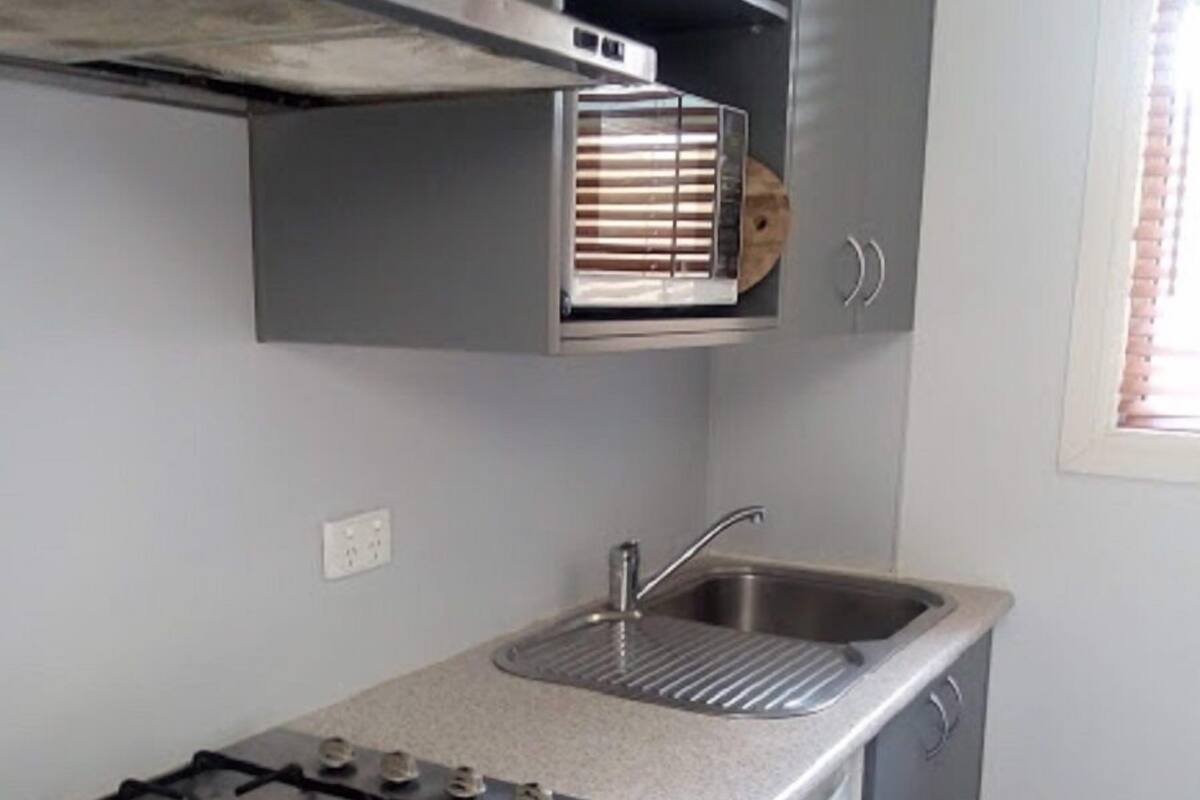Cabane, 1 chambre, salle de bains commune | Coin cuisine privé | Réfrigérateur, micro-ondes, plaque de cuisson