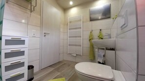 Regadera, secadora de cabello, toallas 