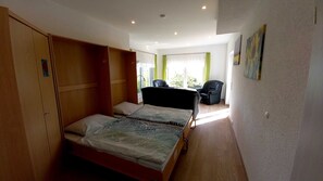 2 bedrooms, travel crib, bed sheets