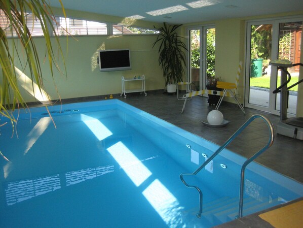 Indoor pool, a heated pool - Dream family holidays with pool, sustainable and often cheaper than a hotel (Britzingen)