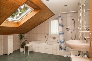 Baignoire, sĂšche-cheveux, serviettes fournies, savon