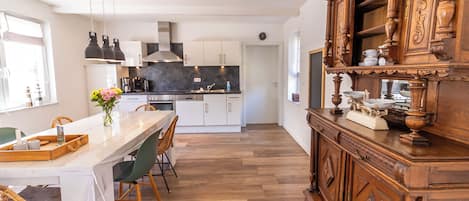 Kühlschrank, Ofen, Herdplatte, Geschirrspüler