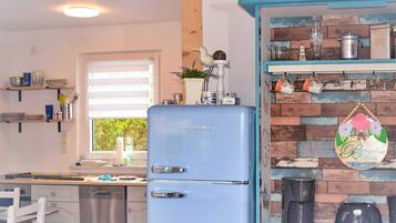 Kühlschrank, Ofen, Geschirrspüler, Wasserkocher mit Kaffee-/Teezubehör