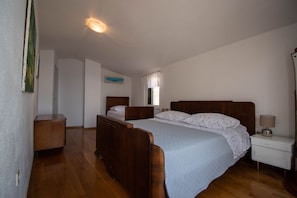1 bedroom, desk, iron/ironing board, WiFi