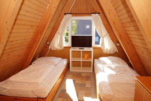 2 bedrooms, travel crib, WiFi