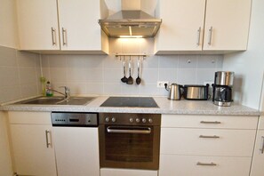 Refrigerador, horno, lavavajillas, silla alta para bebés