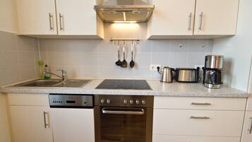 Kühlschrank, Ofen, Geschirrspüler, Hochstuhl