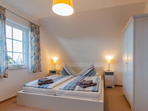 2 bedrooms, travel crib, bed sheets