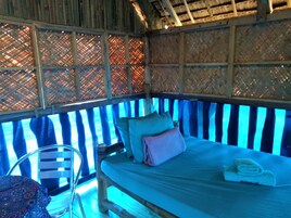 Tabla de planchar con plancha, wifi gratis y decoración personalizada 