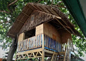 Panoramic Tree House | Individually decorated, iron/ironing board, free WiFi, bed sheets