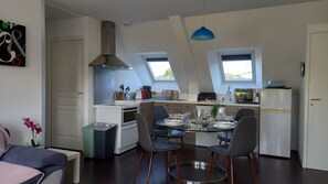 Fridge, microwave, oven, stovetop - Apartment with 2 bedrooms with their own shower room  (Vannes)