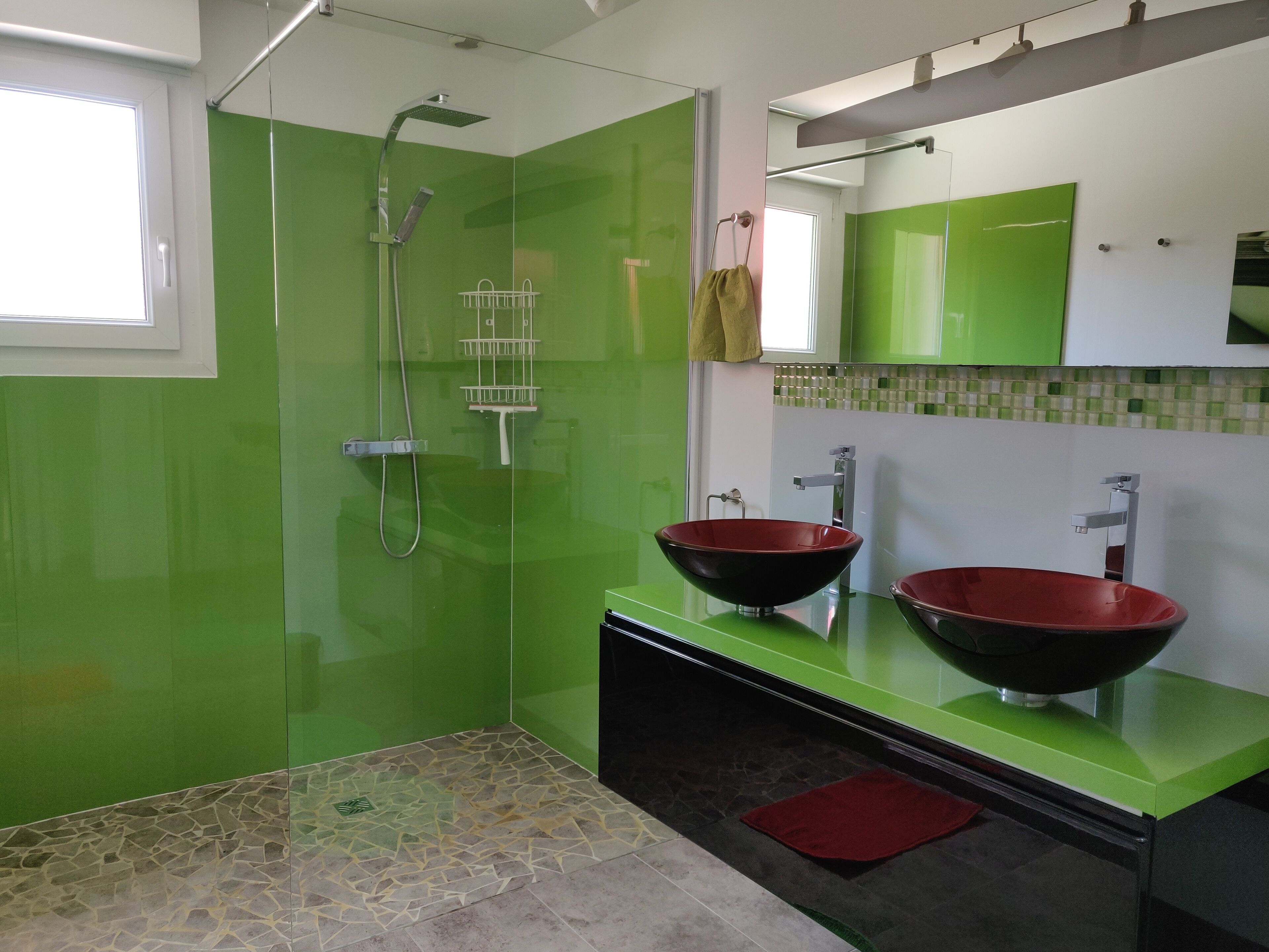 Een douche, een haardroger, handdoeken, toiletpapier