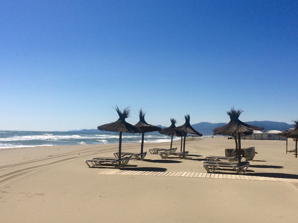 Plage à proximité, chaises longues