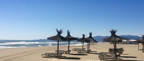 Plage à proximité, chaises longues