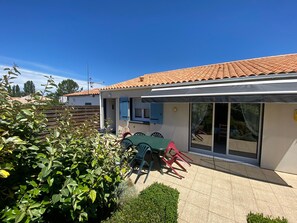 Outdoor dining - Forest-Edge Oasis: Cozy Home near Beach, Sports, and Amenities (La Tranche-sur-Mer)