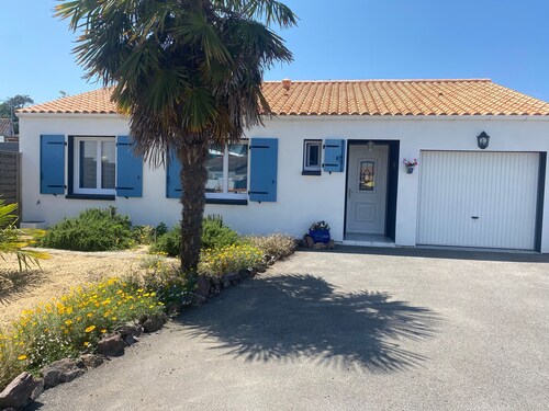 Forest-Edge Oasis: Cozy Home near Beach, Sports, and Amenities