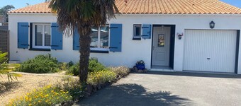 Forest-Edge Oasis: Cozy Home near Beach, Sports, and Amenities