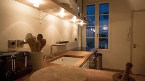 Kaffetrakter/tekoker, kjøleskap, mikrobølgeovn og ovn