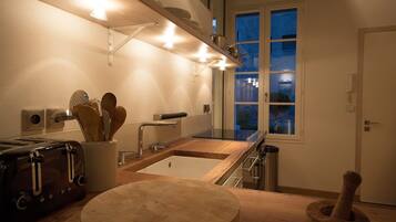 Réfrigérateur, micro-ondes, four, plaque de cuisson