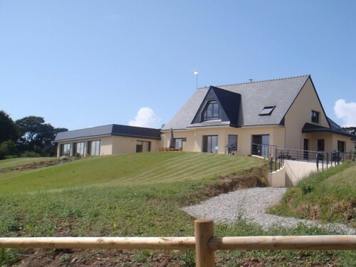Villa with private pool at the entrance to the Crozon peninsula