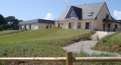 Villa with private pool at the entrance to the Crozon peninsula