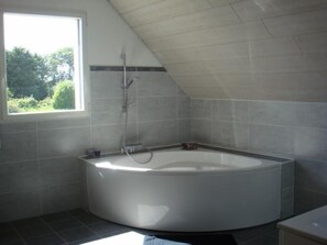 Bañera y toallas