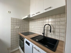 Een koelkast, een magnetron, een oven, een kookplaat