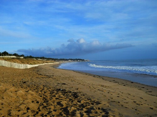 Charming House with Private Garden, 400m from Beach, Pet Friendly, Parking Included