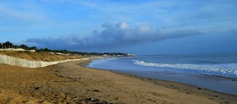 Charming House with Private Garden, 400m from Beach, Pet Friendly, Parking Included