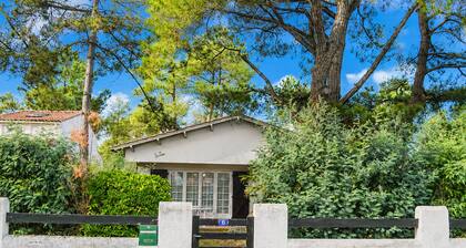 Charming House with Private Garden, 400m from Beach, Pet Friendly, Parking Included