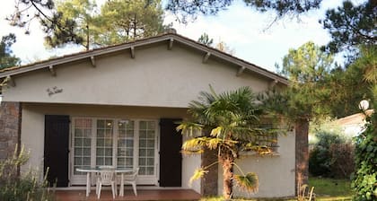 Charming House with Private Garden, 400m from Beach, Pet Friendly, Parking Included