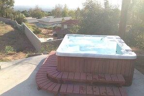 Outdoor spa tub - Cozy Mountain Top Studio With Beautiful Views (Altadena)