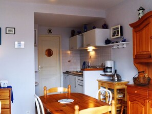Fridge, microwave, oven, stovetop - Cozy Ground Floor Apartment with Terrace, Steps to Generelles Beach, Close to Shops (La Tranche-sur-Mer)