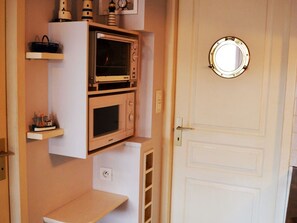 Interior - Cozy Ground Floor Apartment with Terrace, Steps to Generelles Beach, Close to Shops (La Tranche-sur-Mer)