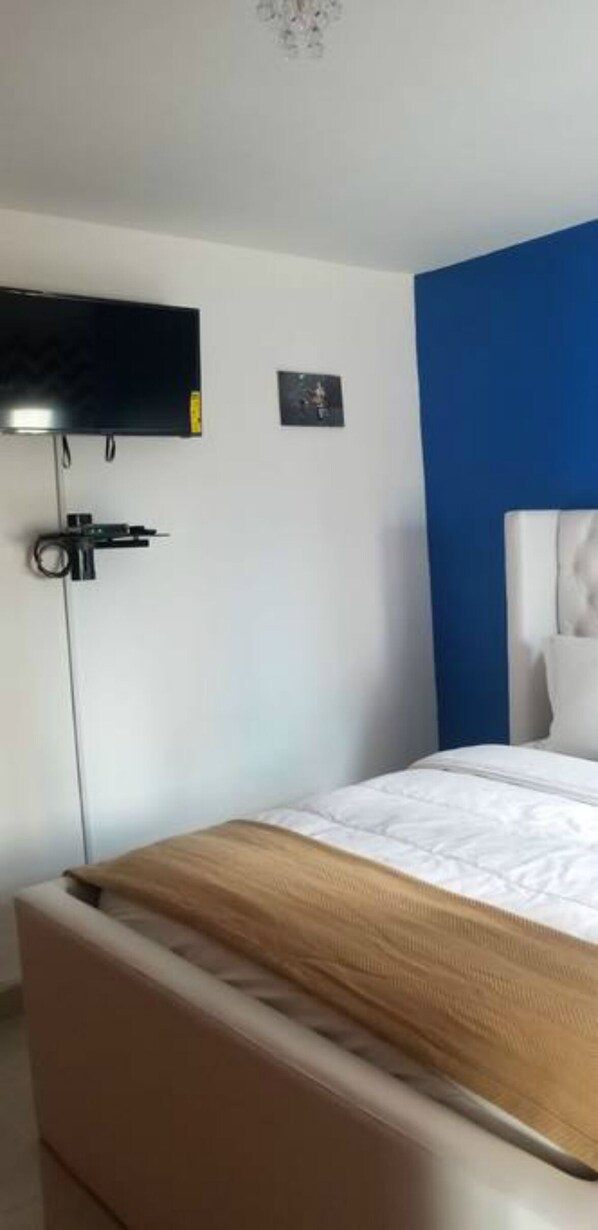2 bedrooms, iron/ironing board, Internet, bed sheets