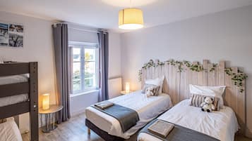 4 bedrooms, iron/ironing board, free WiFi, bed sheets