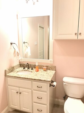 Chuveiro/banheira combinados, secador de cabelo, toalhas de banho