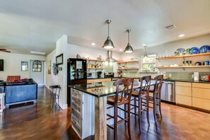 冰箱、微波炉、烤箱、炉灶