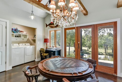 Ei Wake WATERFRONT COVE Home, aidattu piha, Pet ystävällinen, järven LBJ! Fish & Swim!