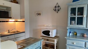 Wasserkocher mit Kaffee-/Teezubehör, Kühlschrank, Mikrowelle, Ofen