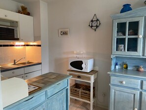 Kahvin-/teenkeitin, jääkaappi, mikroaaltouuni, uuni